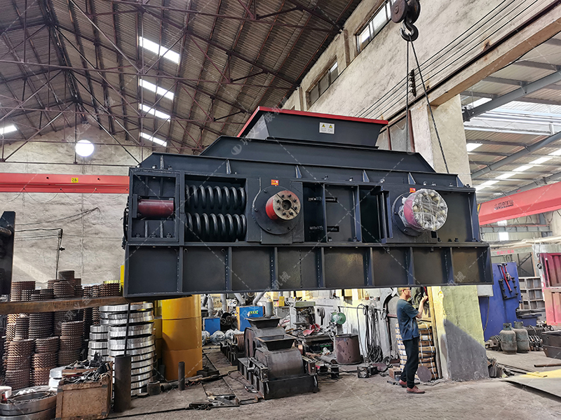 1500x1000型对辊制砂机 大型制砂机发往内蒙古 1500x1000型对辊制砂机 大型制砂机发往内蒙古