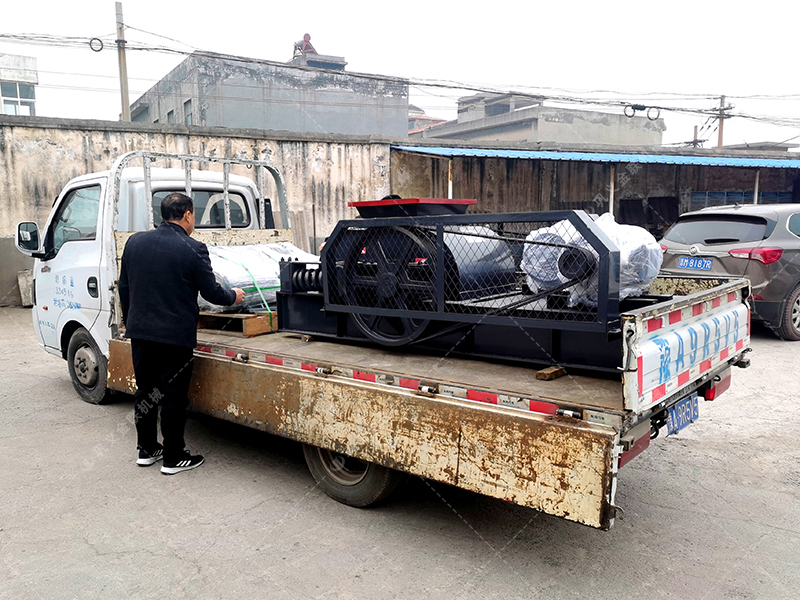 2PG400x400对辊破碎机发货图片_发往福建泉州_破碎瓜子石 2PG400x400对辊破碎机发货图片_发往福建泉州_破碎瓜子石